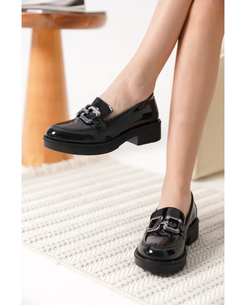 Kadın Rugan Siyah Gümüş Tokalı Loafer TR17MS02B