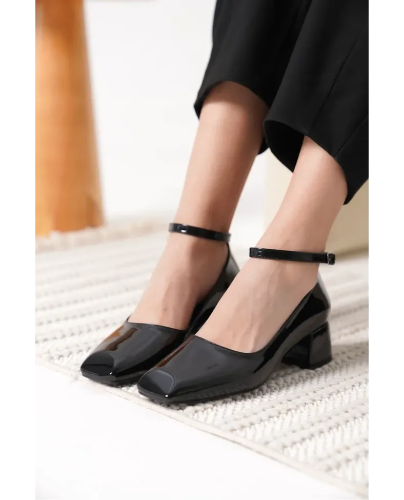 Siyah Rugan Kadın Topuklu Ayakkabı TR18MS16A