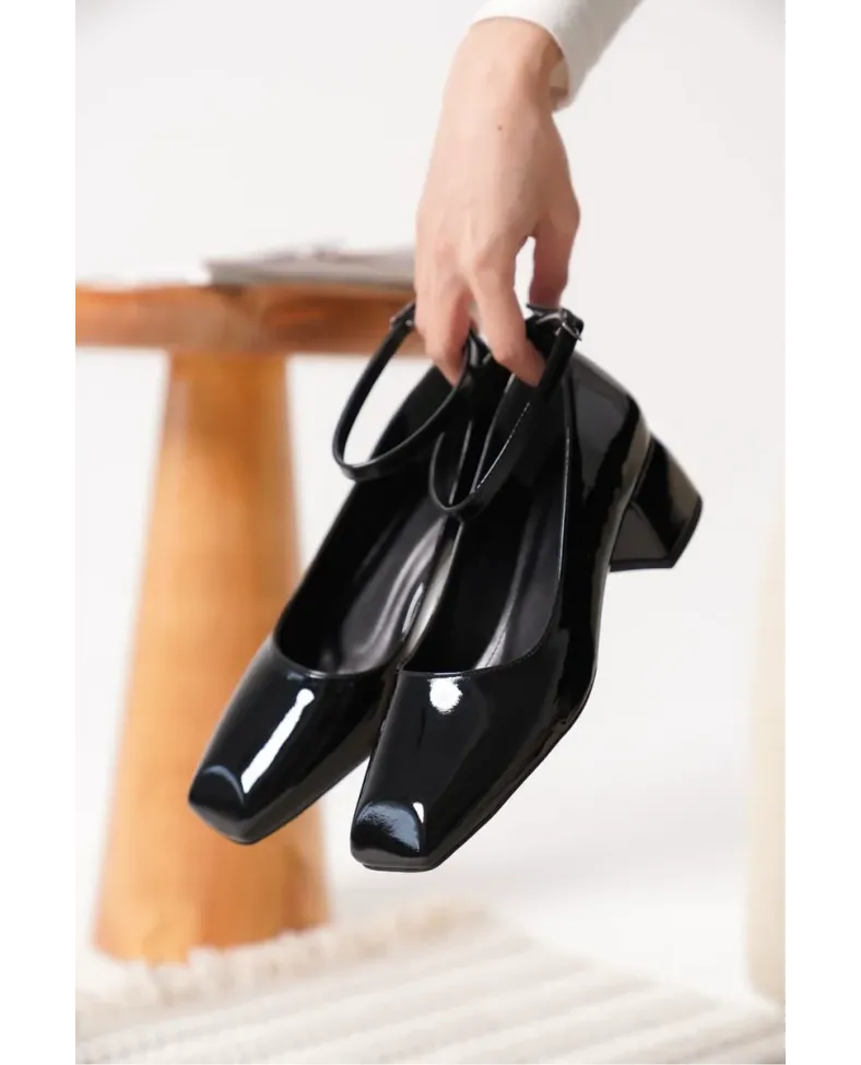 Siyah Rugan Kadın Topuklu Ayakkabı TR18MS16A