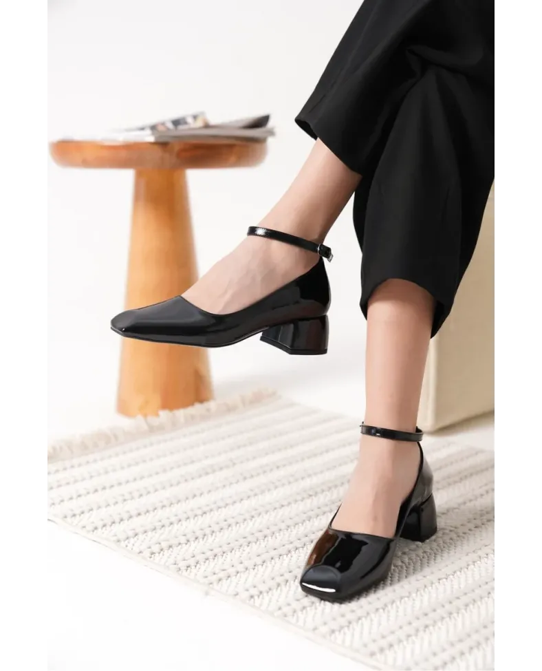 Siyah Rugan Kadın Topuklu Ayakkabı TR18MS16A