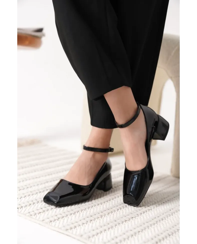 Siyah Rugan Kadın Topuklu Ayakkabı TR18MS16A