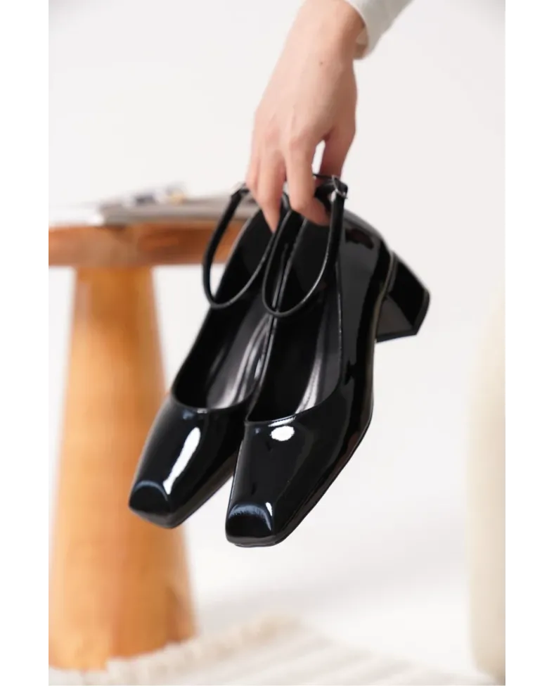 Siyah Rugan Kadın Topuklu Ayakkabı TR18MS16A