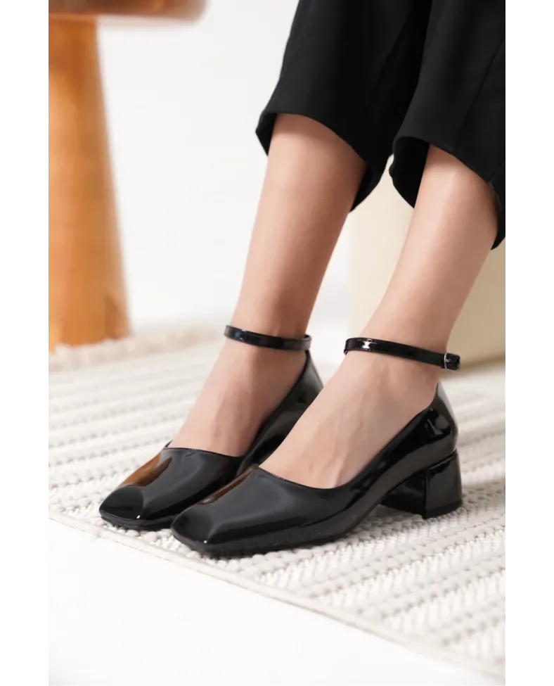 Siyah Rugan Kadın Topuklu Ayakkabı TR18MS16A