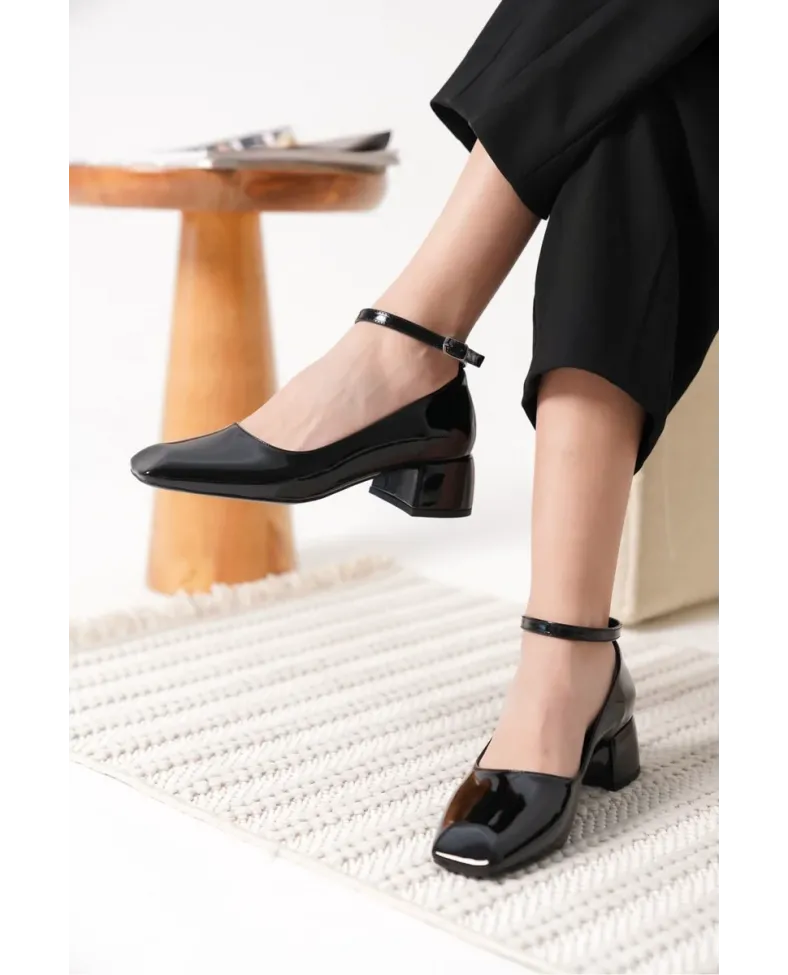 Siyah Rugan Kadın Topuklu Ayakkabı TR18MS16A