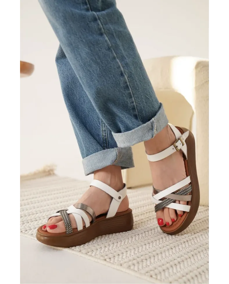 Beyaz Gümüş Detaylı Hakiki Deri Sandalet TR31MY55G