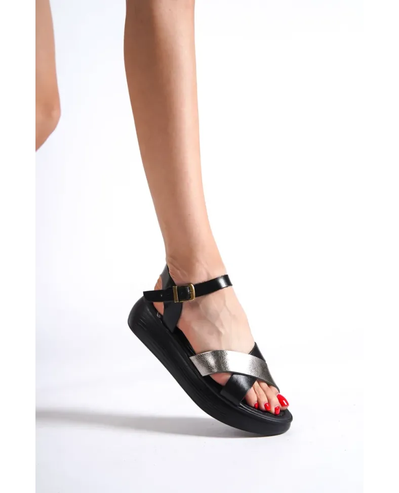 Siyah Gümüş Detaylı Hakiki Deri Sandalet TR31MY58E