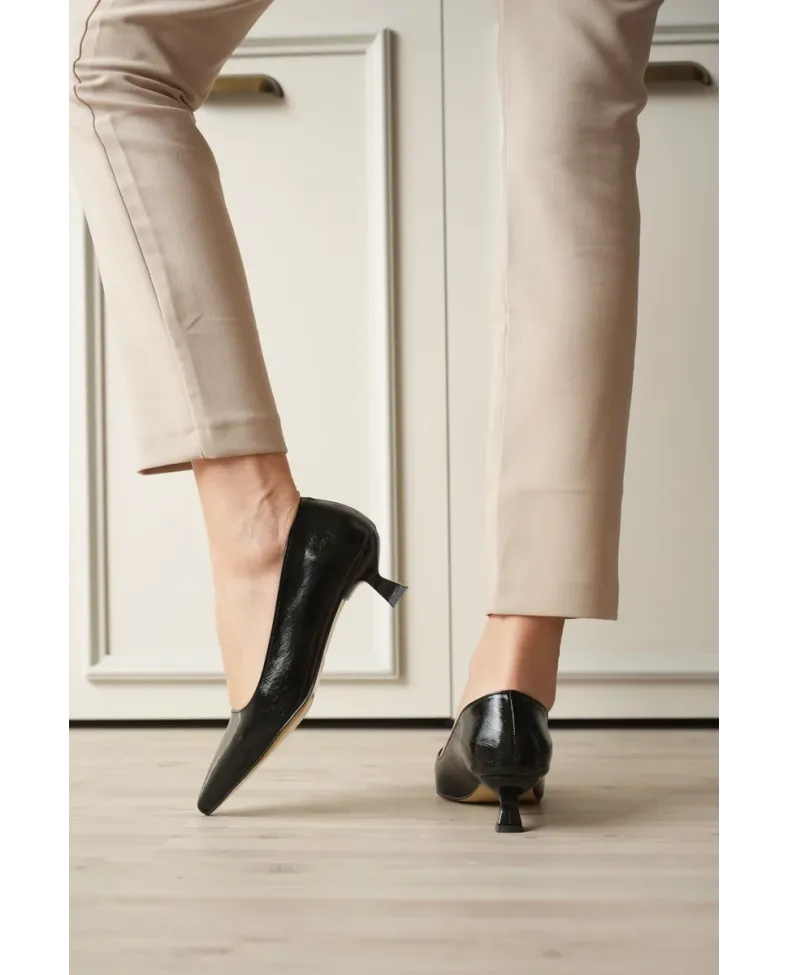 Kadın Siyah Kırışık Rugan Kısa Topuklu Stiletto Ayakkabı TR20MS03C