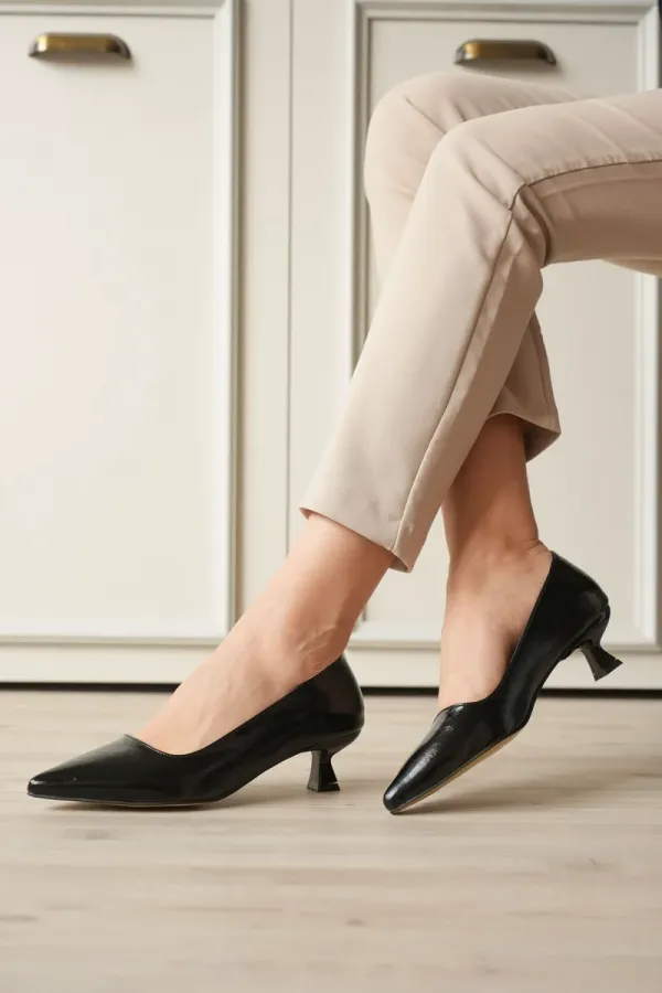 Kadın Siyah Kırışık Rugan Kısa Topuklu Stiletto Ayakkabı TR20MS03C