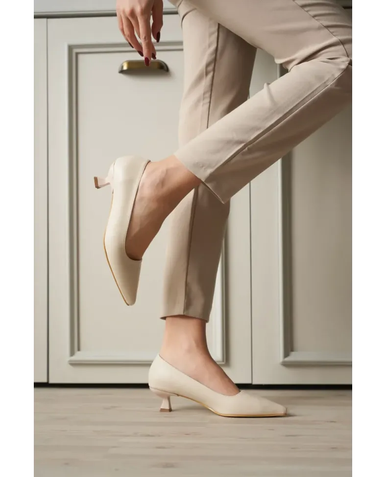 Bej Kadın Günlük Kısa Topuklu Stiletto Ayakkabı TR20MS03B