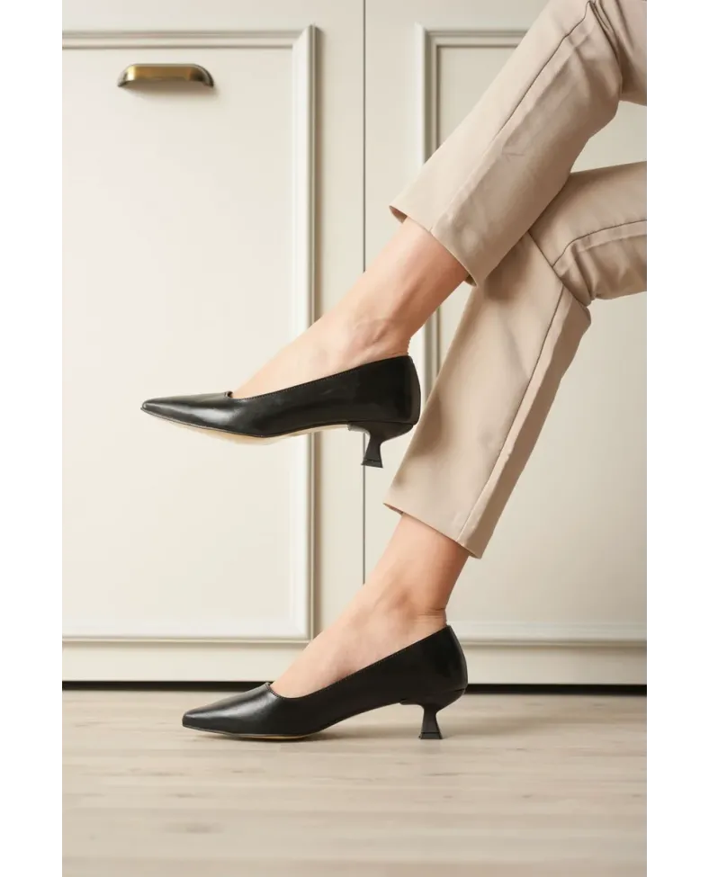 Siyah Kadın Günlük Kısa Topuklu Stiletto Ayakkabı TR20MS03A