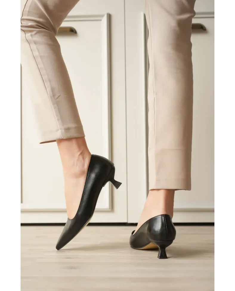 Siyah Kadın Günlük Kısa Topuklu Stiletto Ayakkabı TR20MS03A