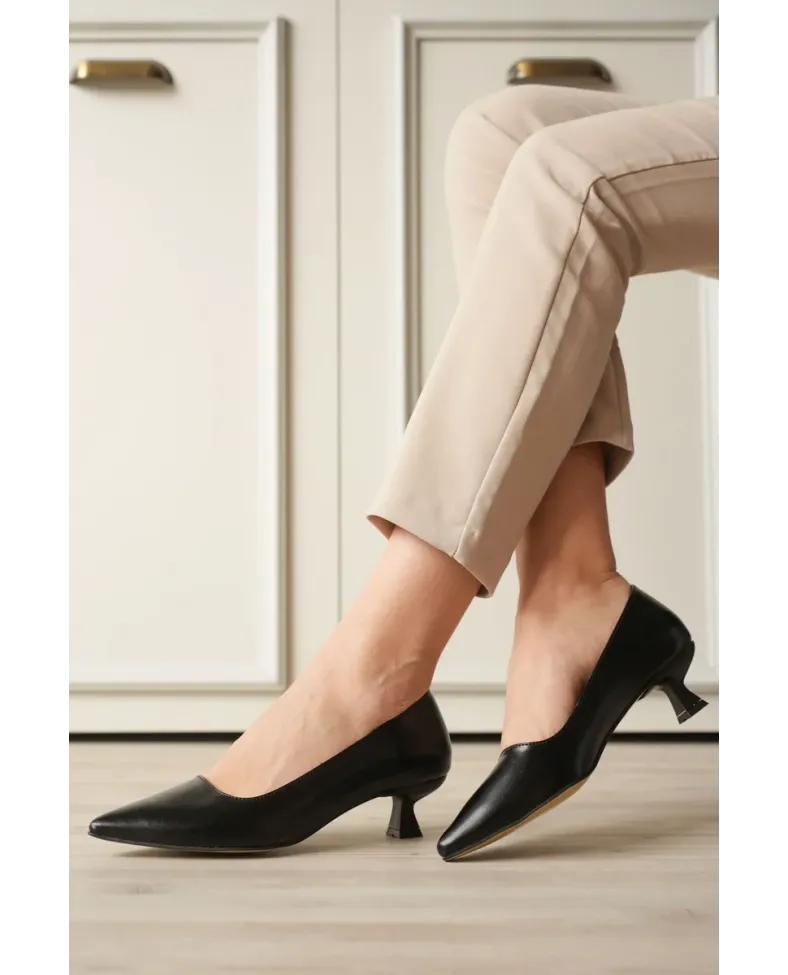 Siyah Kadın Günlük Kısa Topuklu Stiletto Ayakkabı TR20MS03A