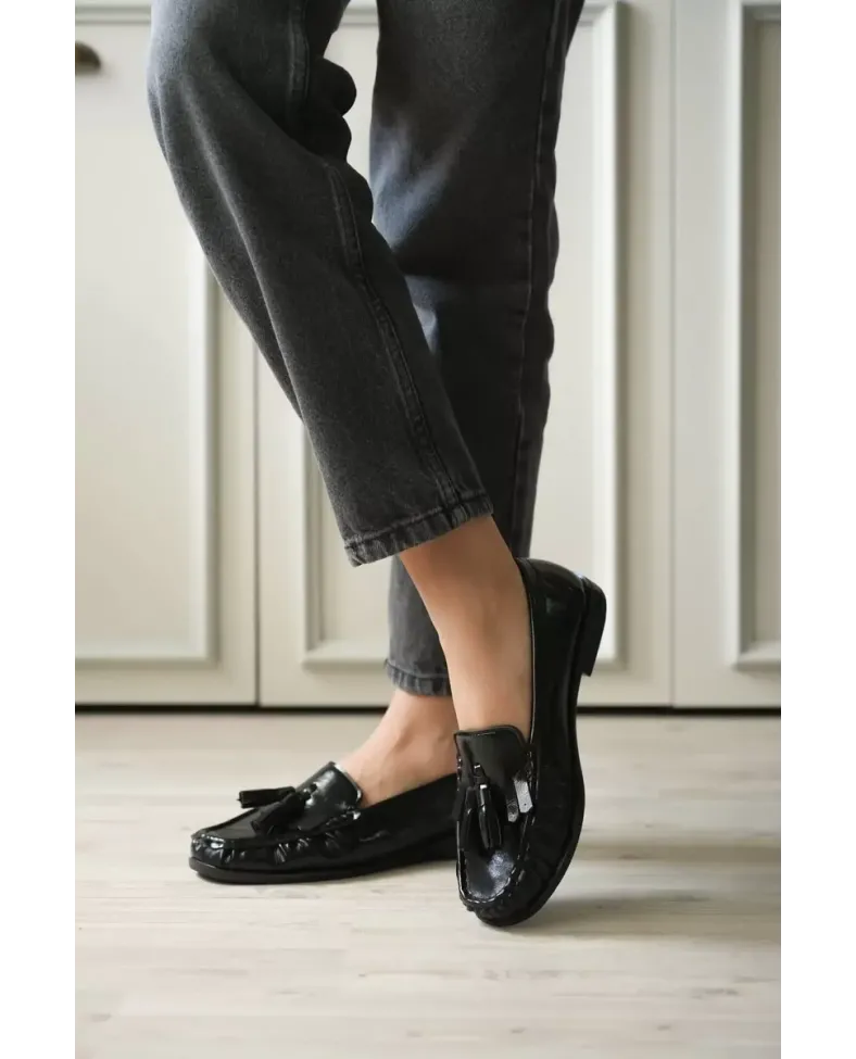 Siyah Rugan Püsküllü Kadın Loafer Ayakkabı TR88MS01A