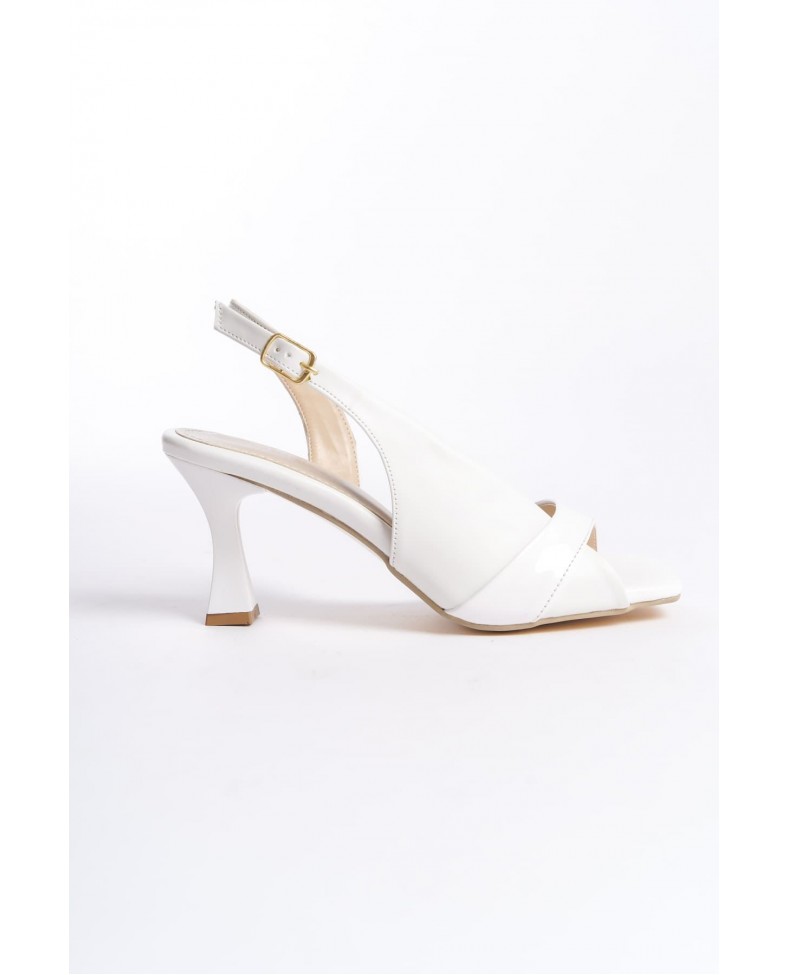 Kadın Beyaz Rugan Detaylı Topuklu Sandalet TR13MY01C