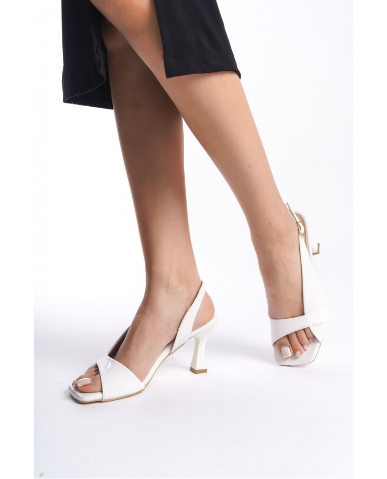 Kadın Beyaz Rugan Detaylı Topuklu Sandalet TR13MY01C