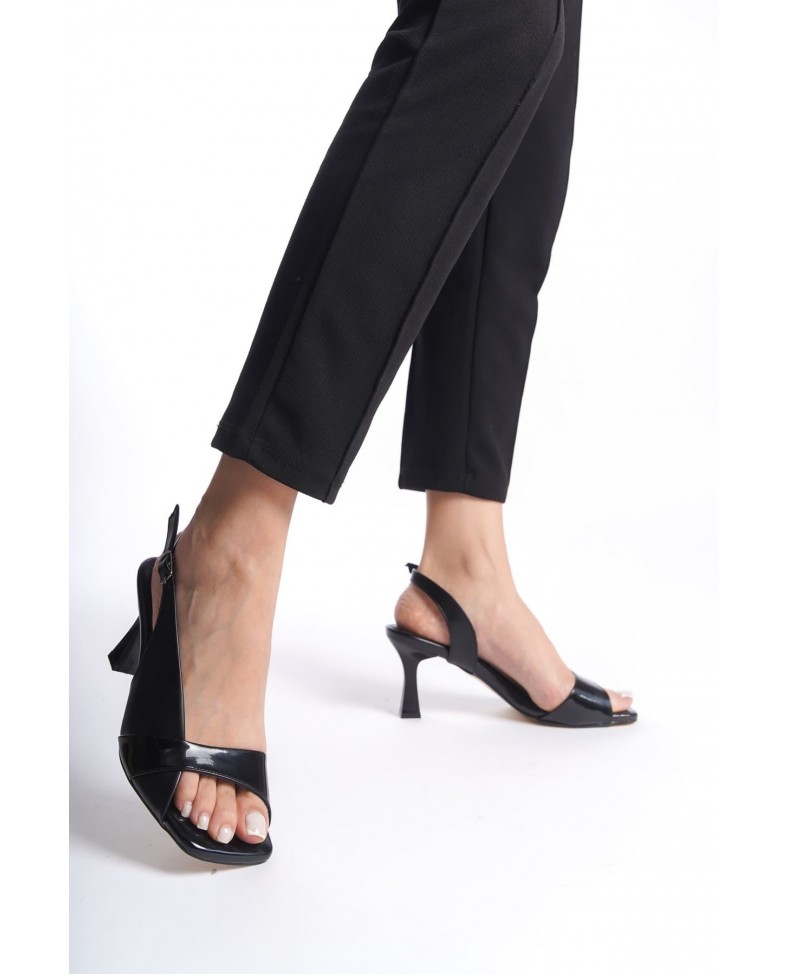 Kadın Siyah Rugan Detaylı Topuklu Sandalet TR13MY01A