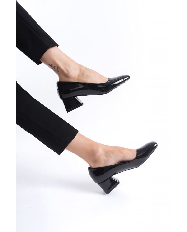 Kadın Siyah Rugan Topuklu Ayakkabı TR08MS23E