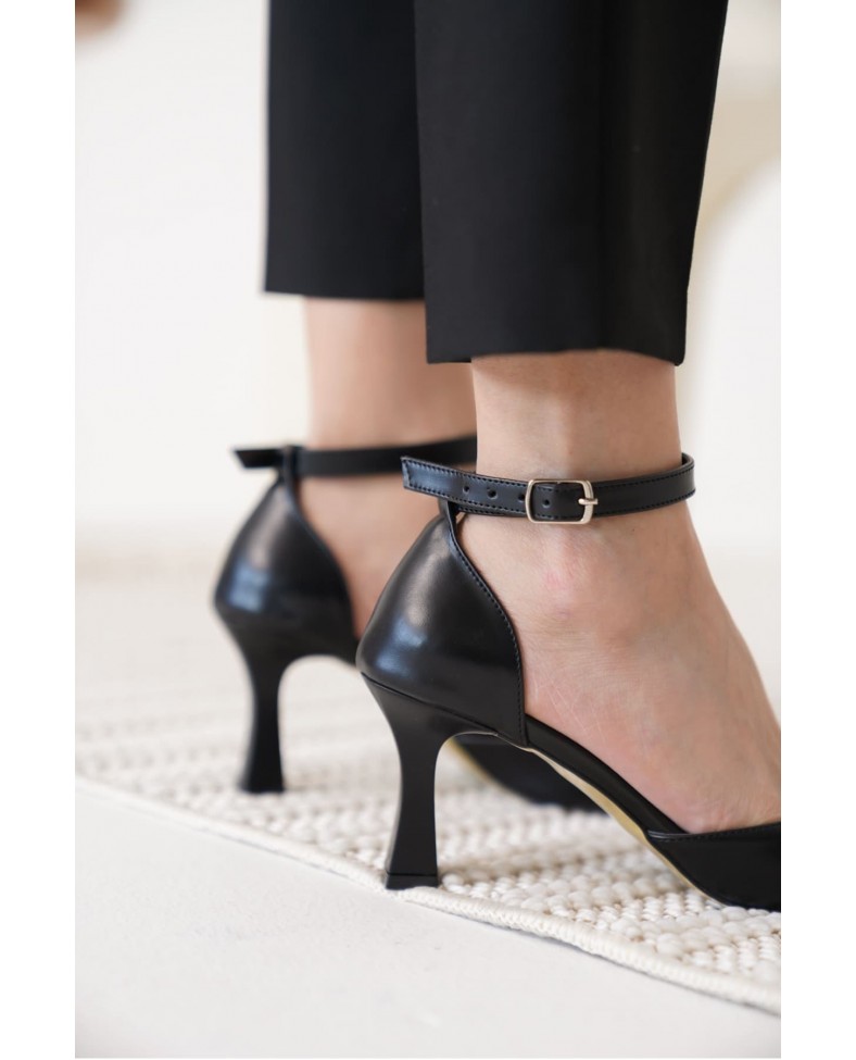 Kadın Siyah Topuklu Ayakkabı TR12MS01A