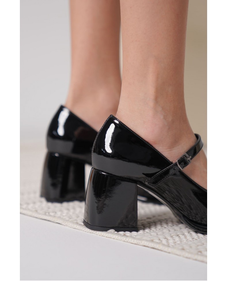 Siyah Rugan Kadın Topuklu Ayakkabı TR18MS07A