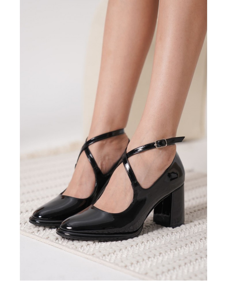 Siyah Rugan Kadın Topuklu Ayakkabı TR18MS09A