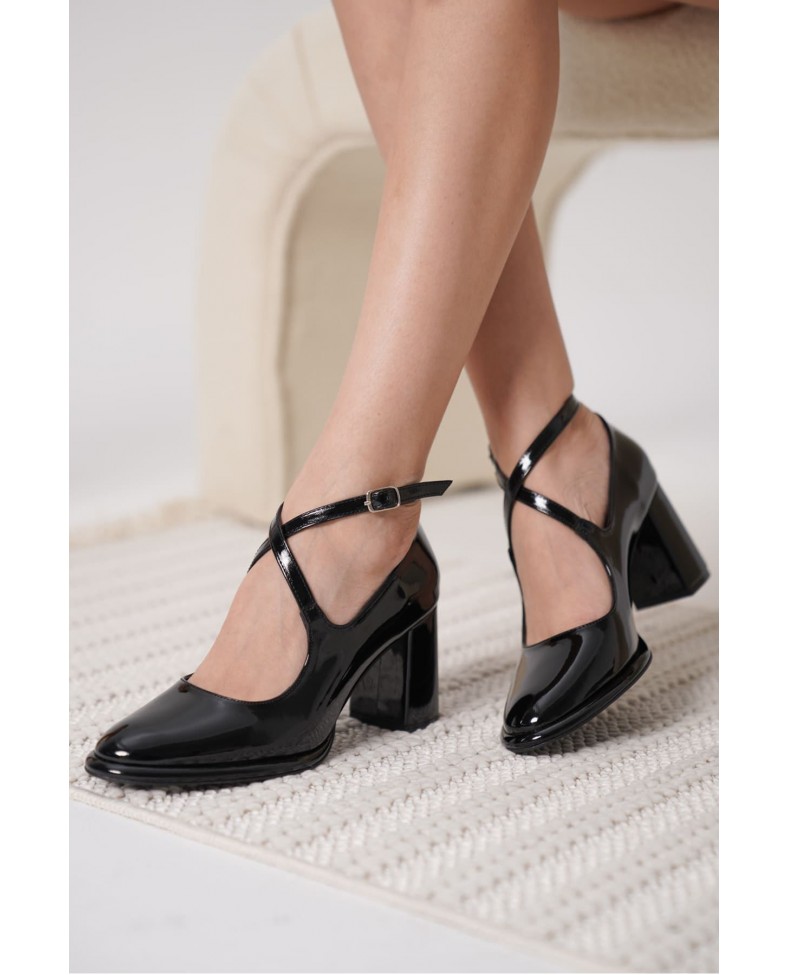 Siyah Rugan Kadın Topuklu Ayakkabı TR18MS09A