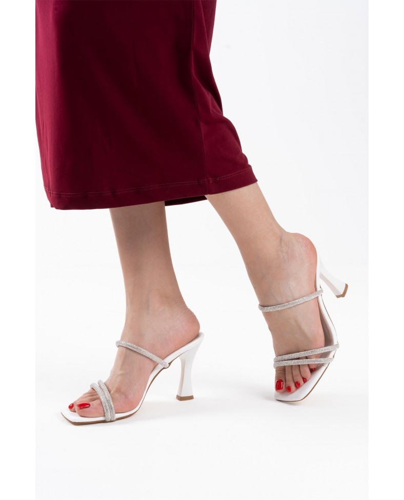 Beyaz Taşlı İnce Bantlı Kadın Topuklu Terlik TR20MY01B