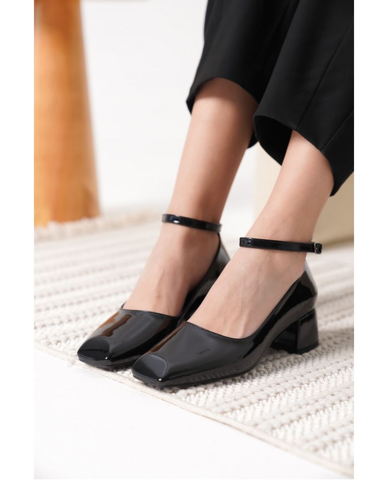 Siyah Rugan Kadın Topuklu Ayakkabı TR18MS16A