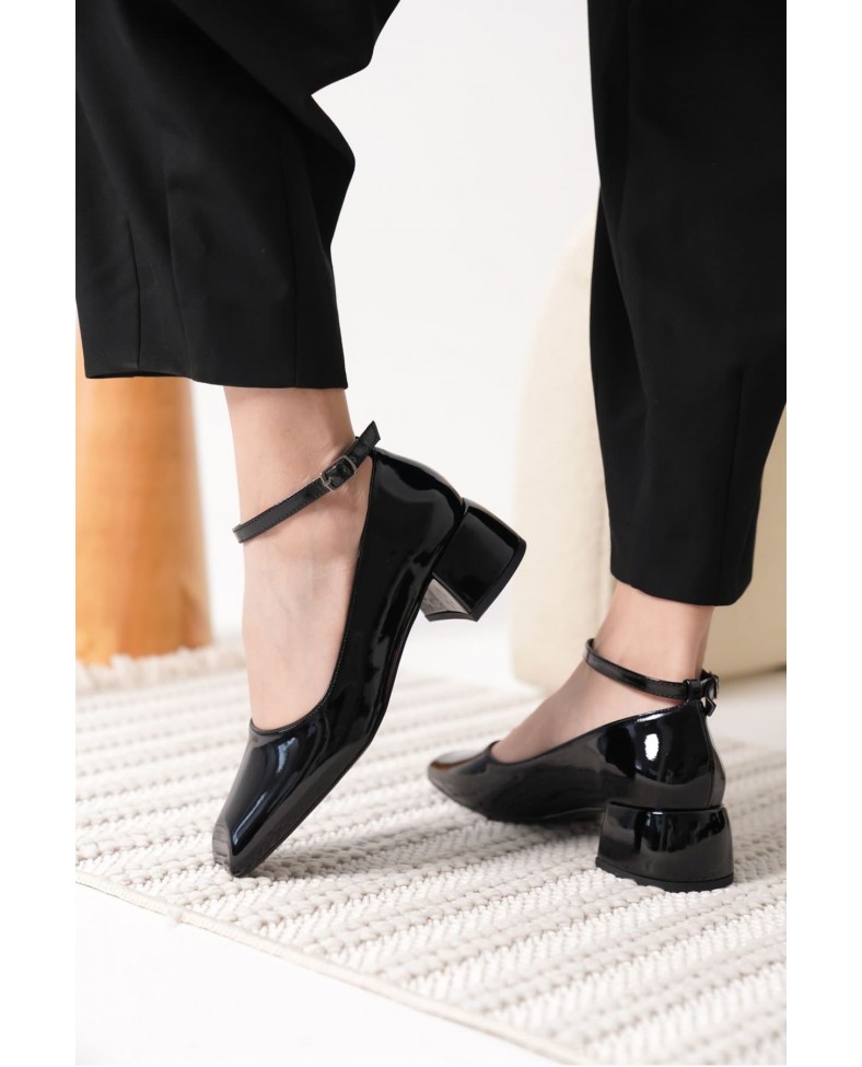 Siyah Rugan Kadın Topuklu Ayakkabı TR18MS16A