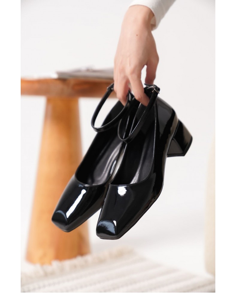 Siyah Rugan Kadın Topuklu Ayakkabı TR18MS16A