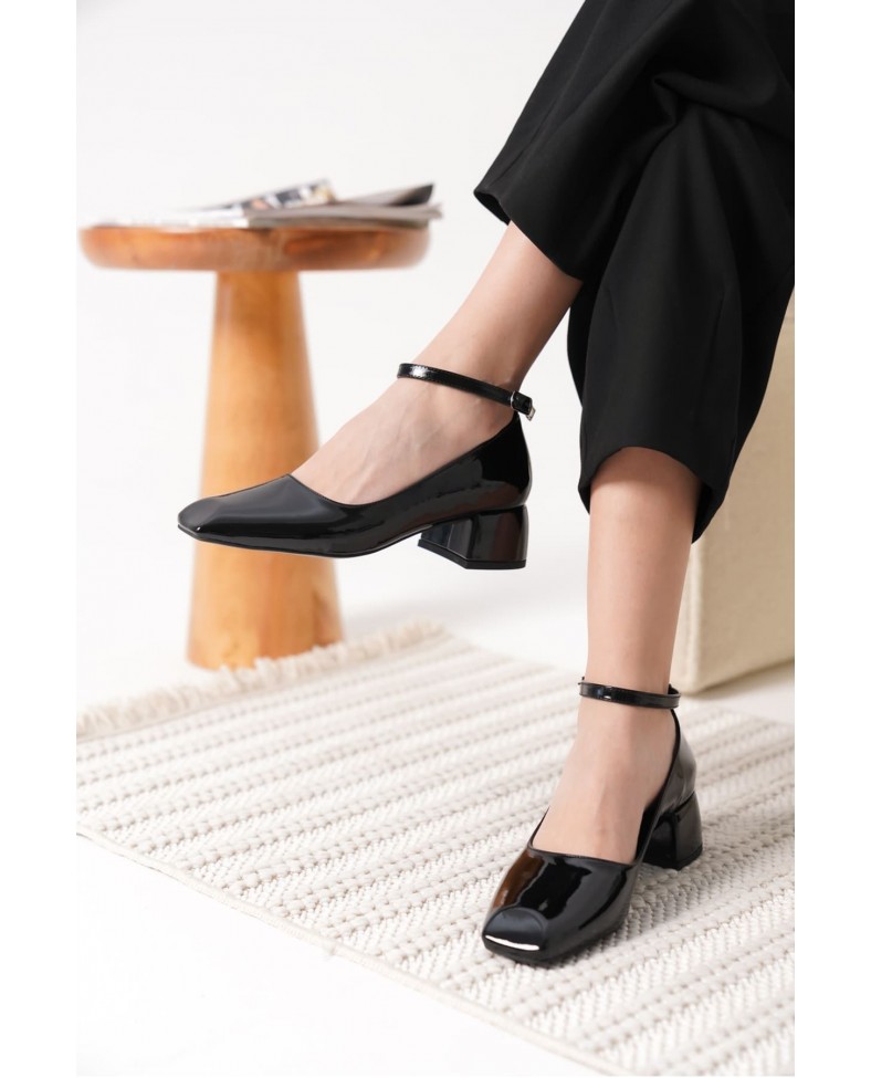 Siyah Rugan Kadın Topuklu Ayakkabı TR18MS16A