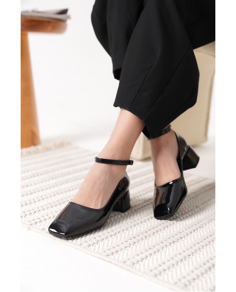 Siyah Rugan Kadın Topuklu Ayakkabı TR18MS16A