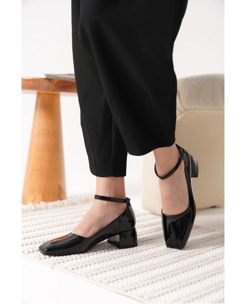 Siyah Rugan Kadın Topuklu Ayakkabı TR18MS16A