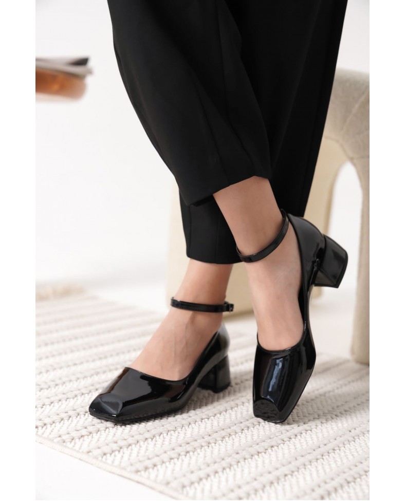 Siyah Rugan Kadın Topuklu Ayakkabı TR18MS16A