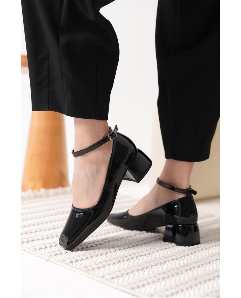 Siyah Rugan Kadın Topuklu Ayakkabı TR18MS16A