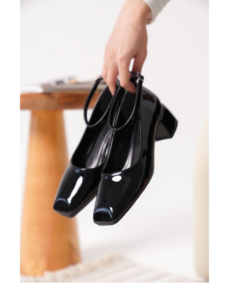 Siyah Rugan Kadın Topuklu Ayakkabı TR18MS16A