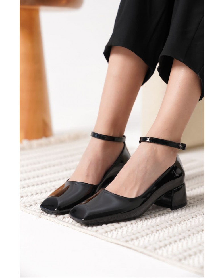 Siyah Rugan Kadın Topuklu Ayakkabı TR18MS16A