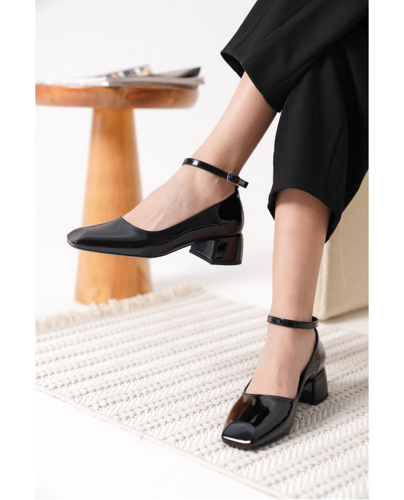 Siyah Rugan Kadın Topuklu Ayakkabı TR18MS16A