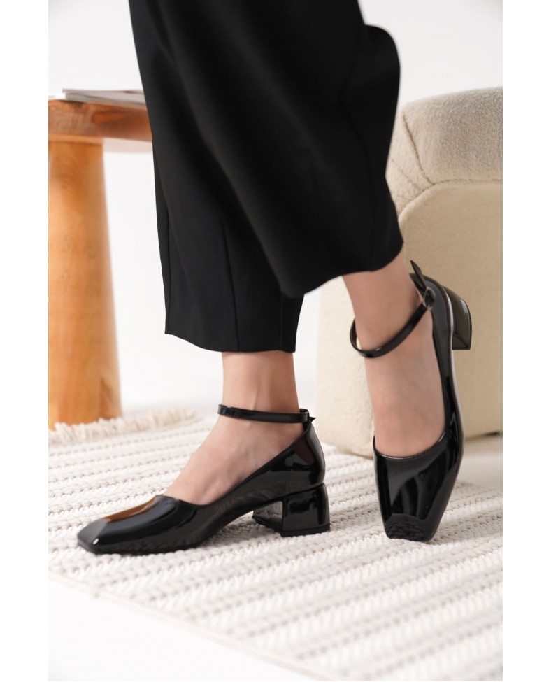 Siyah Rugan Kadın Topuklu Ayakkabı TR18MS16A