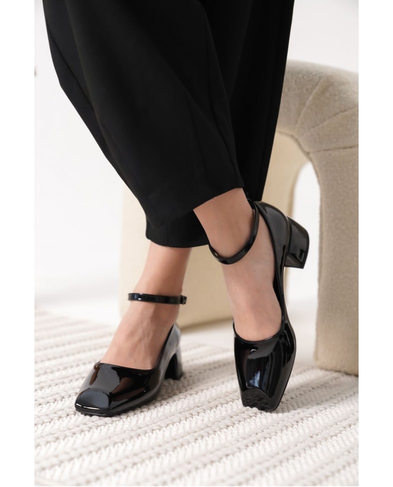 Siyah Rugan Kadın Topuklu Ayakkabı TR18MS16A