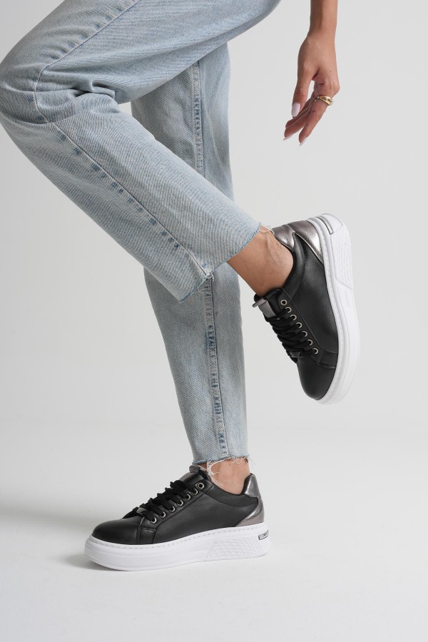 Platin Detaylı Siyah Kadın Spor Ayakkabı TR01MS03B