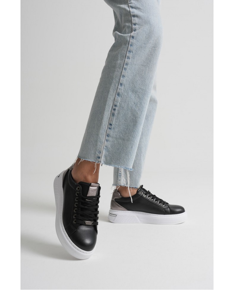 Platin Detaylı Siyah Kadın Spor Ayakkabı TR01MS03B