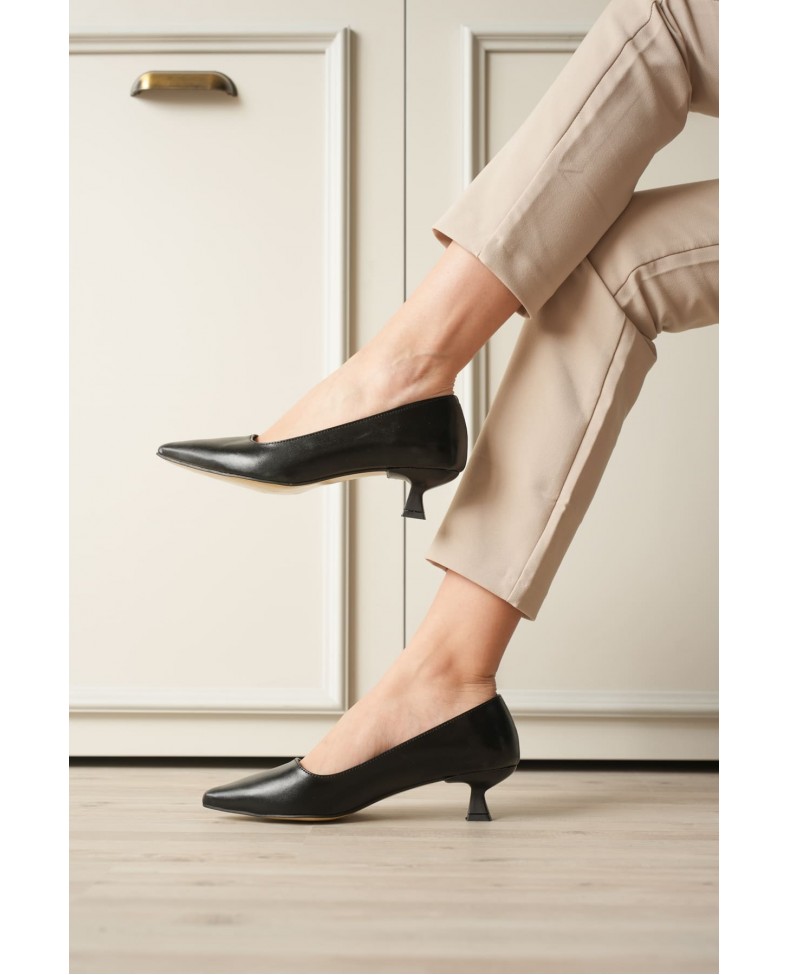 Siyah Kadın Günlük Kısa Topuklu Stiletto Ayakkabı TR20MS03A