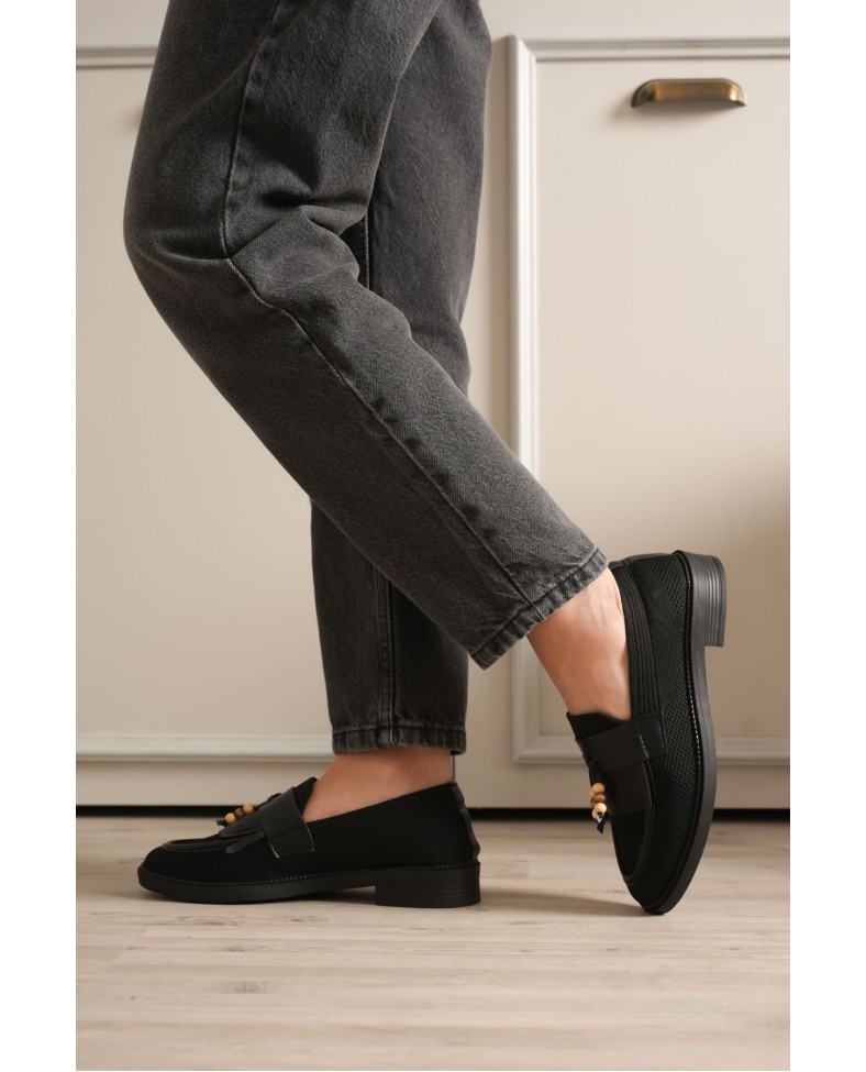 Kadın Siyah Boncuk Püsküllü Günlük Kısa Topuklu Ayakkabı TR30MS01A