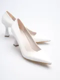 Beyaz Sivri Burun Orta Topuklu Kadın Stiletto TR20MS02B