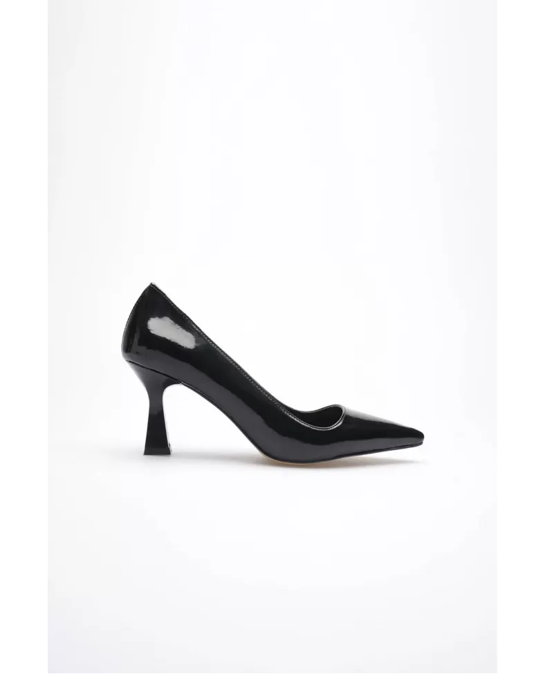 Siyah Rugan Sivri Burun Orta Topuklu Kadın Stiletto TR20MS02E