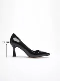 Siyah Rugan Sivri Burun Orta Topuklu Kadın Stiletto TR20MS02E