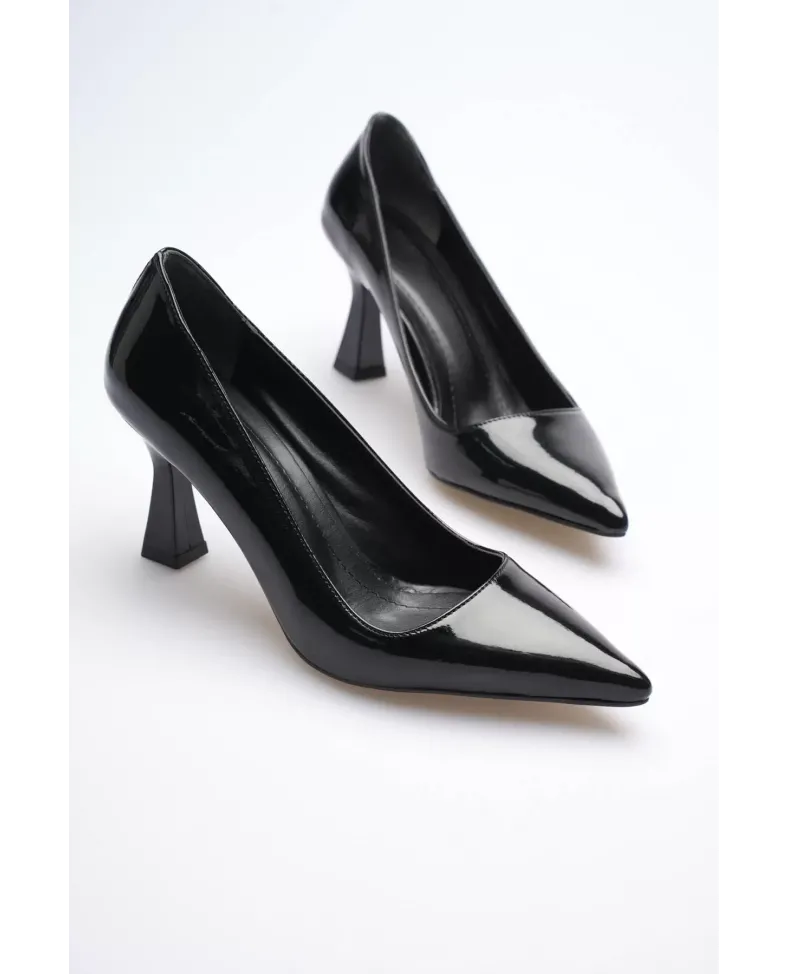 Siyah Rugan Sivri Burun Orta Topuklu Kadın Stiletto TR20MS02E