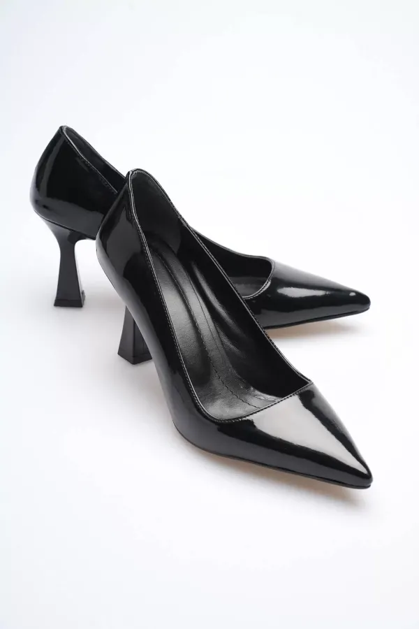 Siyah Rugan Sivri Burun Orta Topuklu Kadın Stiletto TR20MS02E
