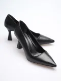 Siyah Sivri Burun Orta Topuklu Kadın Stiletto TR20MS02A
