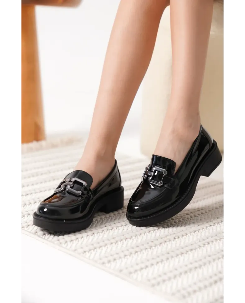 Kadın Rugan Siyah Gümüş Tokalı Loafer TR17MS02B